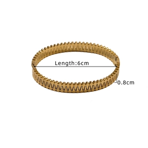 Vista dettagliata del bracciale placcato oro 18K con diametro 6cm e larghezza 0,8cm