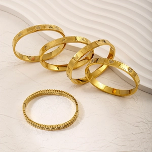 Set di bracciali classici in acciaio placcato oro 18K con zirconi e motivi vintage