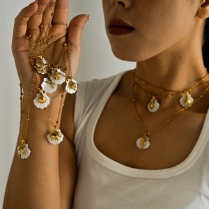 Collar de acero inoxidable con colgante de concha, estrella de mar y delfín dorado