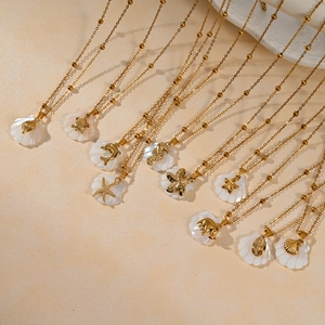 Collares playeros de acero dorado con colgantes de concha blanca, caballito y estrella