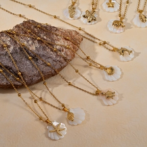Collar de acero inoxidable con concha marina y colgantes de estrella de mar y mar