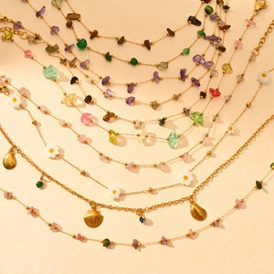 Set cavigliere boho in acciaio inossidabile dorato con pietre colorate e conchiglie