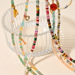 Collana artigianale in pietre naturali con ciondoli in acciaio e perle d'acqua dolce