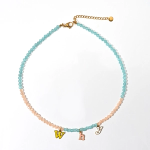 Collana in pietre naturali con perline blu arancio e ciondoli a lettere smaltate W h y