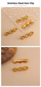 Detailansicht der goldenen Edelstahl-Haarklammer mit drei Muschel-Designs