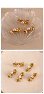 Detailansicht goldener Haarspangen mit Muschel, Seestern und eleganten Kunstperlen