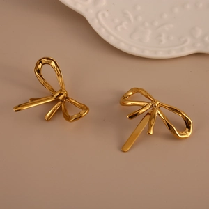 Detailed macro view of glossy 18K gold dragonfly hair clip with liquid metal finish