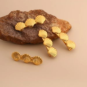 Goldene Muschel-Haarklammer für Damen mit dreifachem Muscheldesign in poliertem Metall