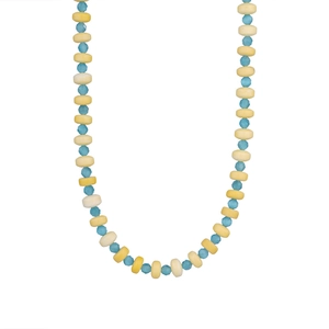 Détail d'un collier bohème avec perles de cristal bleu ciel et disques jaunes