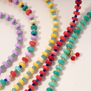 Collier bohème en pierre naturelle colorée avec pendentif cerise et perles mixtes