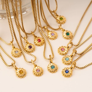 Conjunto de collares de margaritas en acero inoxidable dorado con piedras de colores