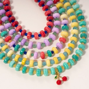 Collier bohème multicouches avec perles colorées et un pendentif cerise dorée