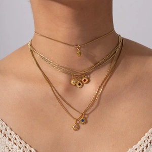 Collar multicapa de acero dorado con colgantes de margaritas y piedras de colores
