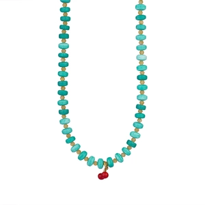 Collier bohème en pierres naturelles colorées avec pendentif cerise et perles