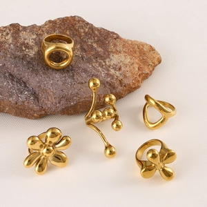 Set mit fünf 18K vergoldeten Edelstahlringen in unregelmäßigem und floralem Design