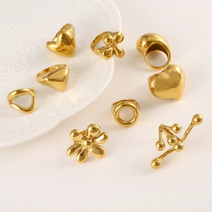 Luxus Set aus 18K vergoldeten Edelstahlringen mit unregelmäßigen Blumen und Herzdesigns