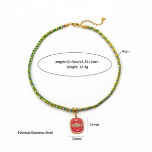 Detail der bunten geflochtenen Seilkette mit rosarotem Evil Eye Anhänger und Goldverschluss