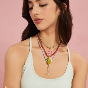 Dreilagige Boho-Seilkette mit bunten Anhängern und Edelstahlelementen für Damen