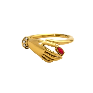 Elegante gouden ring in de vorm van een hand met marquise rode zirkoon en accentstenen
