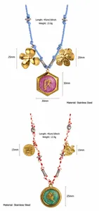Vue détaillée de colliers zodiaque faits main avec cordes colorées et pendentifs en acier