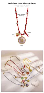 Détail du collier en corde tissée avec des pendentifs zodiaque en acier inoxydable