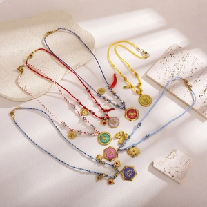 Colliers en cordon tissé à la main avec pendentifs du zodiaque colorés et fermoir homard