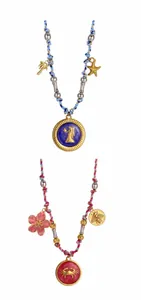 Détail de colliers en corde tressée colorée avec pendentifs zodiaque et breloques