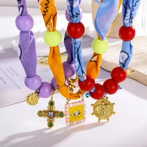 Collares bufanda de seda con cuentas bohemias y colgantes de acero con dijes de colores