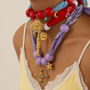 Collar de pañuelo de seda bohemio con colgantes de acero inoxidable y cuentas de colores