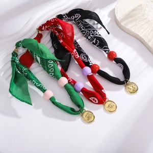 Tres collares de pañuelo de seda bohemios con cuentas de colores y colgantes de zodíaco