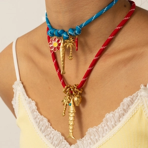 Handgemaakte touwketting met roestvrijstalen vis- en bloemhangers voor een zomerlook