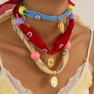Collar de bufanda bohemio de varias capas con bandas de tela y colgantes de zodiaco