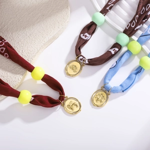Collar bufanda de seda zodiaco con colgante de acero inoxidable y cuentas de estilo boho