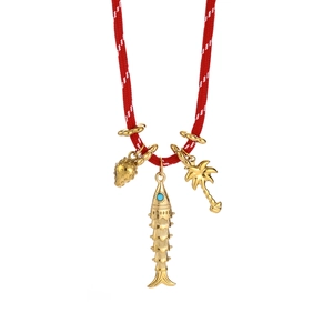 Handgemaakte rode touwketting met goudkleurige vis, aardbei en palmboom hangers