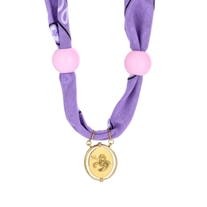 Collar con colgante Escorpio con bufanda de seda morada y detalles de cuentas rosas