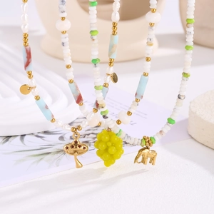 Collana fatta a mano con pietre naturali, ciondoli a forma di elefante e fungo d'oro