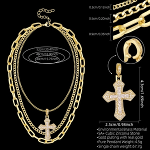 Detail der dreilagigen Goldkette mit Kristallkreuz-Anhänger aus umweltfreundlichem Messing