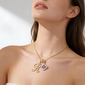 Collier plaqué or avec pendentif lettre R et trèfle en zircon violet sur mannequin