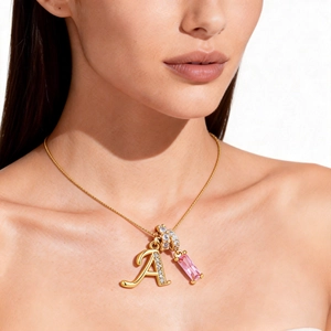 Collar bañado en oro de 18K con colgante letra A de circón y gema rosa en modelo