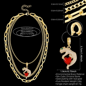 Makro-Detail der dreilagigen Goldkette mit Leopardenanhänger und Herz-Zirkonia
