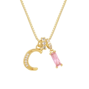 Detalle del collar de oro de 18K con colgante letra C, piedra rosa y circonitas brillantes