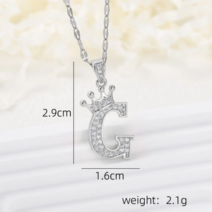 Detailansicht der silbernen Kronen-Buchstabe G Kette mit Maßen 2,9 cm mal 1,6 cm