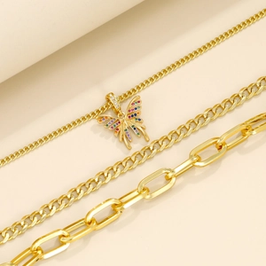 Dreilagiges goldenes Halsketten-Set mit Schmetterlingsanhänger und bunten Edelsteinen