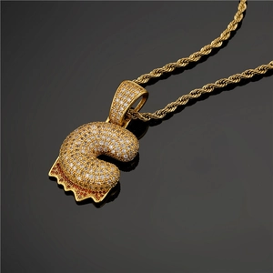 Gros plan du pendentif lettre C hip-hop avec zircons et gouttes de cristal rouge