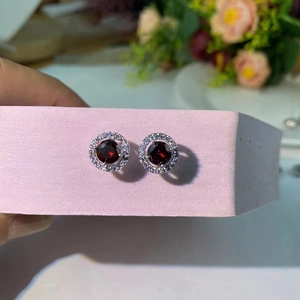 Boucles d'oreilles rondes en argent avec pierre centrale rouge et halo de cristaux