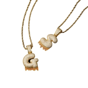 Pendentifs lettres G et S style hiphop avec zircons pavés et chaîne torsadée dorée
