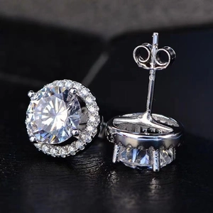 Gros plan de boucles d'oreilles halo en argent S925 avec zircons cubiques ronds