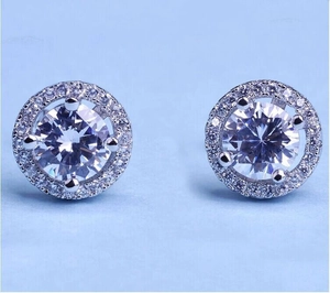 Gros plan sur les boucles d'oreilles halo en argent avec zircons ronds étincelants