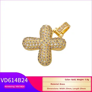 Vue détaillée d'un pendentif croix dorée pavé de zircons, dimensions 20mm x 29mm