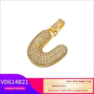 Détail macro du pendentif lettre U doré avec zircons blancs et dimensions précises